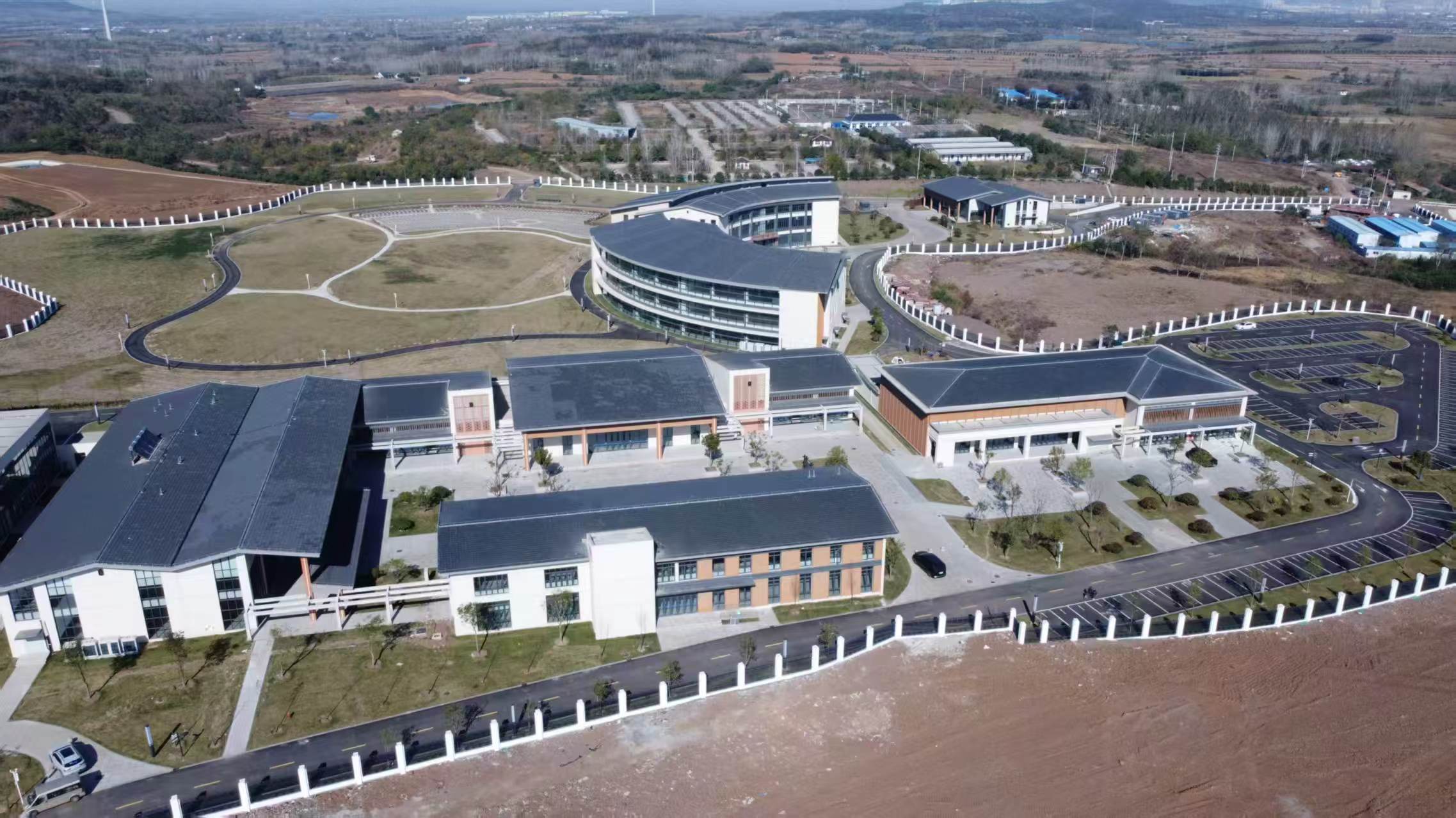 清风寄哀思 大爱润无声——2026年全市清明祭扫一线观察...