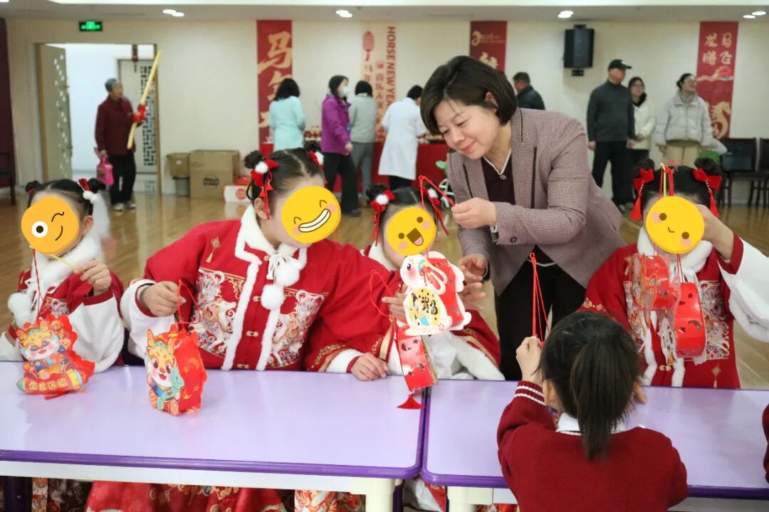 福利院里过大年：饺子热腾腾、福字墨飘香、台上喜洋洋！